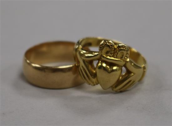 An 18ct yellow gold Claddagh ring and an 18ct gold wedding band, 12.8g